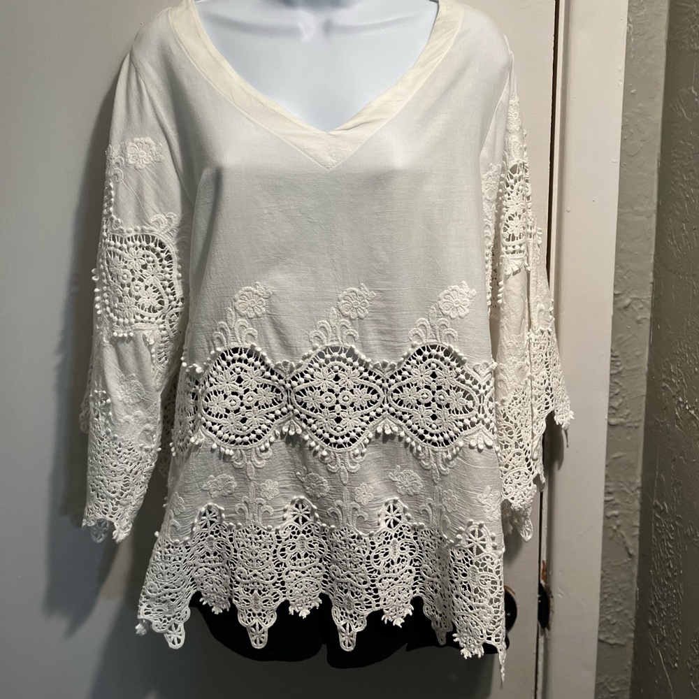 Beautiful boutique white top with lace detailing, size small.